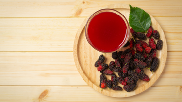 Uống nước dâu tằm có tác dụng gì với phụ nữ? Lưu ý cần biết