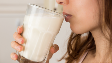 Uống sữa tươi không đường có tác dụng gì? Nên uống vào thời điểm nào?