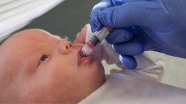 Vắc xin Rota có mấy loại? Lưu ý khi uống vắc xin Rota