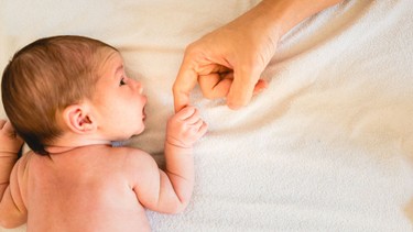 Wonder week 5: Giai đoạn “nổi loạn” phát triển và cách cha mẹ đồng hành