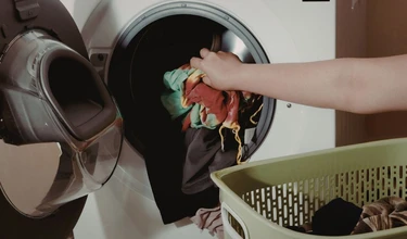 Giặt chung máy giặt có lây bệnh không? Sự thật bạn cần biết