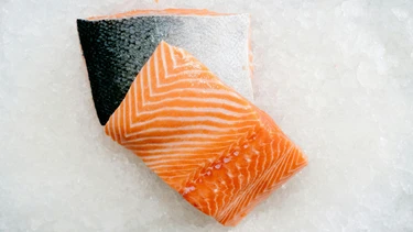 Cá hồi nấu với rau gì cho bé ăn dặm? Top rau củ nên kết hợp