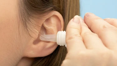 Cách vệ sinh tai khi bị chảy mủ đúng cách để tránh nhiễm trùng lan rộng