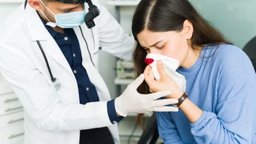 Dấu hiệu xì mũi ra cục máu đông bất thường không nên xem nhẹ