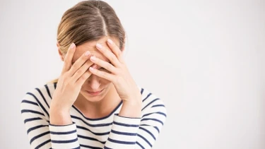 Đau họng và sốt về chiều: Nguyên nhân, mức độ nguy hiểm và cách xử lý