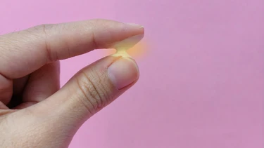 Khí hư vàng nhạt không mùi là bình thường hay dấu hiệu cần lưu ý?