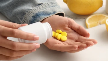 Nên uống vitamin C lúc nào để hấp thu tốt nhất? 