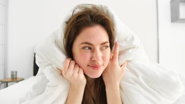 Ngủ dậy mặt bị sưng phải làm sao? Nguyên nhân và cách xử lý hiệu quả