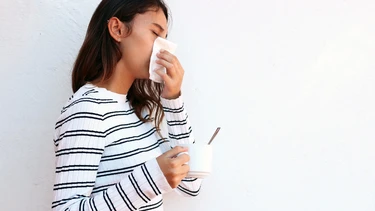 Nước mũi màu xanh là dấu hiệu bệnh gì? Cách điều trị hiệu quả