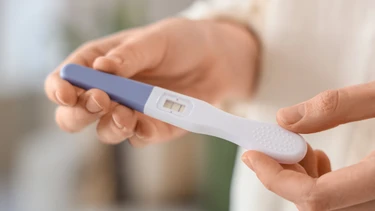 Que thử thai để quá lâu lên 2 vạch có phải có thai không?