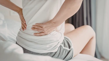 Sáng ngủ dậy bị đau lưng dưới: Nguyên nhân và cách cải thiện