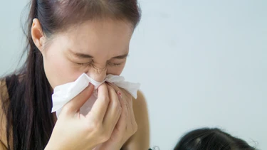 Sổ mũi ra máu có nguy hiểm không? Nguyên nhân và cách xử trí an toàn