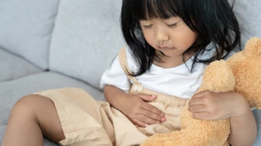 Trẻ bị đau bụng dưới rốn là do đâu và cách xử lý an toàn tại nhà?