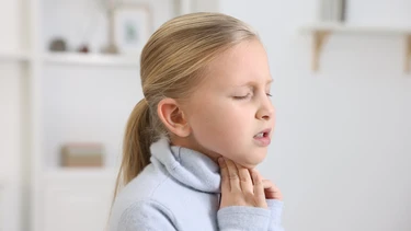 Trẻ bị viêm amidan mủ sốt mấy ngày? Khi nào cần đưa trẻ đi khám sớm?
