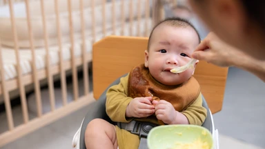 Ăn dặm xong bao lâu thì uống sữa? Lưu ý cần biết