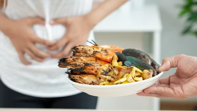 Ăn hải sản bị đầy bụng là do đâu? Cách khắc phục hiệu quả