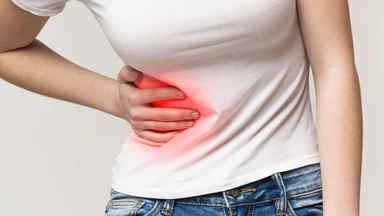Ấn vào xương sườn phải thấy đau có nguy hiểm không?