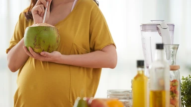 Bà bầu huyết áp thấp có nên uống nước dừa không?