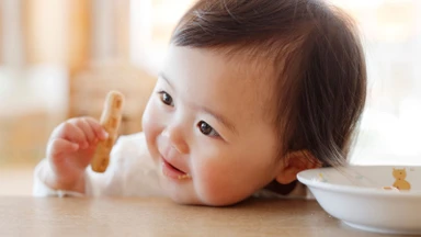 Bánh gạo ăn dặm cho bé: Lợi ích, cách chọn và lưu ý an toàn