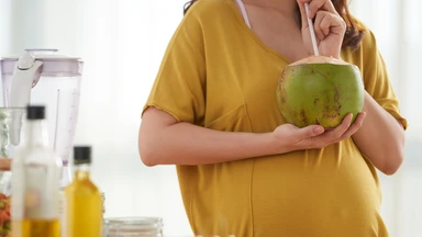 Bầu 14 tuần uống nước dừa được không? Chuyên gia giải đáp