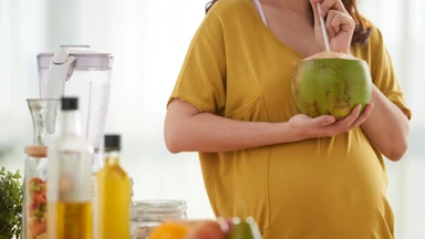 Bầu mấy tháng uống được nước dừa? Một số lưu ý cần biết