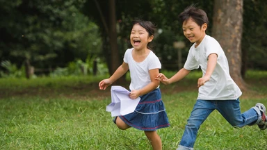 Bé 8 tuổi bị hôi nách phải làm sao? Cha mẹ cần biết