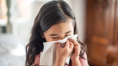 Bé sổ mũi có tự khỏi được không? Cách chăm sóc đúng