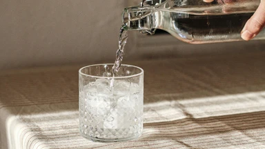 Bị covid có được uống nước đá lạnh không? Lưu ý quan trọng khi chăm sóc cơ thể