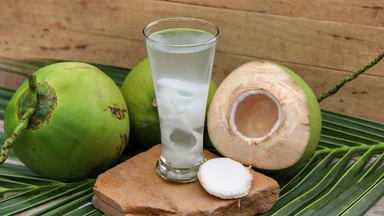 Bị rong kinh uống nước dừa được không? Khi uống nước dừa cần lưu ý những gì?