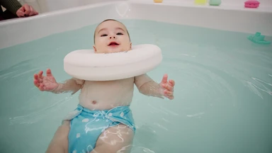 Bơi thuỷ liệu cho bé có tác dụng gì? Bé mấy tháng bơi thủy liệu được