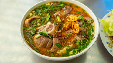 Bún bò bao nhiêu calo? Ăn thế nào để không lo tăng cân?