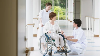 Cách cho người liệt đi vệ sinh an toàn và đúng cách