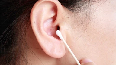 Cách vệ sinh tai khi bị thủng màng nhĩ an toàn và đúng cách