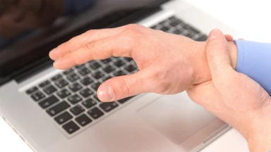 Chân tay nhức mỏi là thiếu chất gì? Nguyên nhân và cách cải thiện