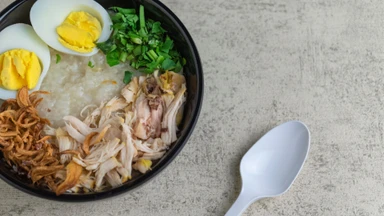 Cháo gà với thịt gà xé và các nguyên liệu quen thuộc