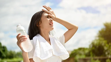 Đau đầu khi trời nắng nóng: Nguyên nhân, cách giảm và khi nào cần đi khám