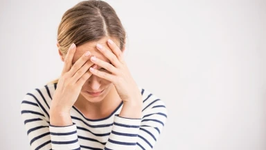 Đau họng và sốt về chiều: Nguyên nhân, mức độ nguy hiểm và cách xử lý
