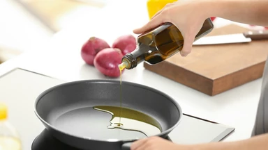 Dầu oliu có chiên xào được không? Các loại phổ biến và khả năng chịu nhiệt