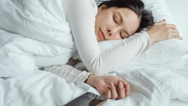 Để điện thoại gần đầu khi ngủ có sao không? 6 tác hại cần biết