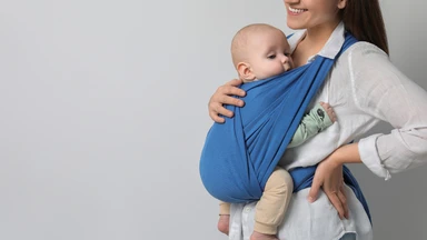 Địu em bé cần được lựa chọn phù hợp với từng giai đoạn phát triển 