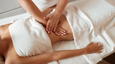 Hướng dẫn chi tiết về cách massage bụng đẩy sản dịch sau sinh