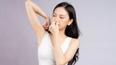 Làm sao để biết mình có bị hôi nách không? Dấu hiệu và cách xử lý