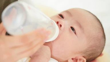 Men tiêu hóa pha với sữa được không? Những điều cha mẹ cần biết