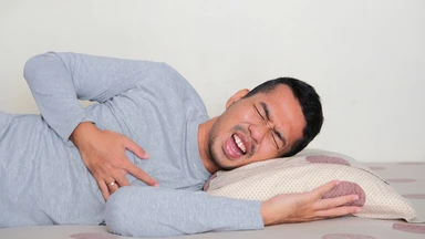 Nằm nghiêng bị đau xương ức: Nguyên nhân và cách xử trí