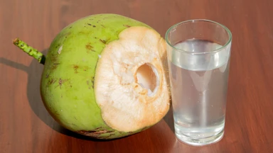 Nắng nóng kéo dài, có nên uống nước dừa thay nước lọc?