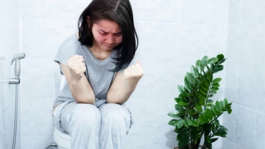 Nguyên nhân gây nóng trong người đi cầu ra máu là gì? Có nguy hiểm không?