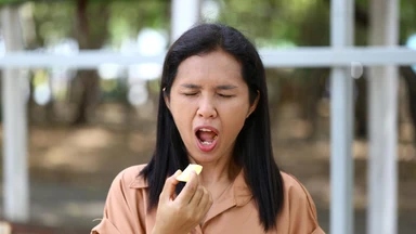 Nhai nhiều 1 bên có sao không? Ảnh hưởng và cách khắc phục