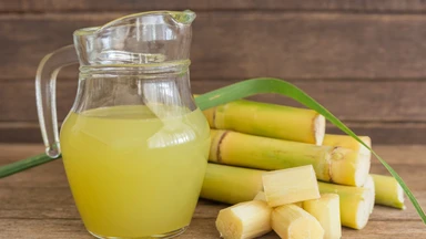 Nước mía để qua đêm uống được không? Một số rủi ro có thể gặp phải