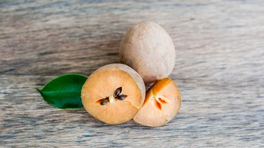 Nuốt hạt hồng xiêm có sao không? Nguy hiểm và cách xử lý