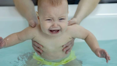 Phải làm gì nếu bé không thích tắm? Một số cách giúp bé yêu thích giờ tắm hơn